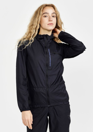 detail Dámská cyklo bunda Craft 1910582-999000 ADV Offroad Wind W- lehká cyklistická bunda s kapucí CRAFT ADV Offroad Wind odolná proti větru a částečně proti vodě je ideální do nestálého, větrného počasí  Materiál: 100% polyester Gramáž: 45 g/m2  - větruodolný materiál s voděodpudivou úpravou - ergonomicky řešený střih odpovídající jezdecké pozici na kole - laserem řezaná otvory pro lepší ventilaci - prodloužený zadní díl zakončen silikonovým ošetřením pro lepší usazení - bundu lze sbalit do kapsy skryté ve švu - 1 náprsní kapsa na zip - reflexní prvky