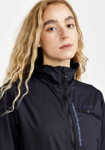 detail Dámská cyklo bunda Craft 1910582-999000 ADV Offroad Wind W- lehká cyklistická bunda s kapucí CRAFT ADV Offroad Wind odolná proti větru a částečně proti vodě je ideální do nestálého, větrného počasí  Materiál: 100% polyester Gramáž: 45 g/m2  - větruodolný materiál s voděodpudivou úpravou - ergonomicky řešený střih odpovídající jezdecké pozici na kole - laserem řezaná otvory pro lepší ventilaci - prodloužený zadní díl zakončen silikonovým ošetřením pro lepší usazení - bundu lze sbalit do kapsy skryté ve švu - 1 náprsní kapsa na zip - reflexní prvky