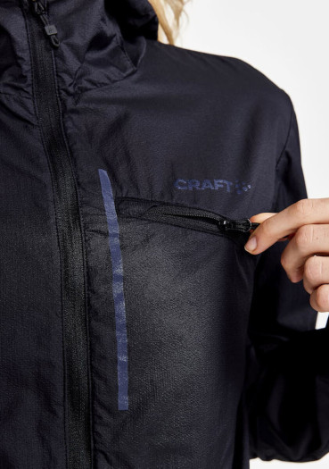 detail Dámská cyklo bunda Craft 1910582-999000 ADV Offroad Wind W- lehká cyklistická bunda s kapucí CRAFT ADV Offroad Wind odolná proti větru a částečně proti vodě je ideální do nestálého, větrného počasí  Materiál: 100% polyester Gramáž: 45 g/m2  - větruodolný materiál s voděodpudivou úpravou - ergonomicky řešený střih odpovídající jezdecké pozici na kole - laserem řezaná otvory pro lepší ventilaci - prodloužený zadní díl zakončen silikonovým ošetřením pro lepší usazení - bundu lze sbalit do kapsy skryté ve švu - 1 náprsní kapsa na zip - reflexní prvky