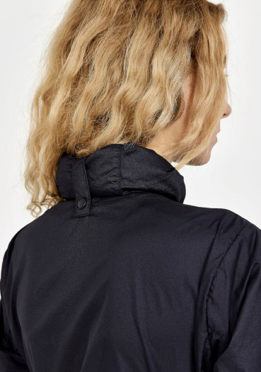 detail Dámská cyklo bunda Craft 1910582-999000 ADV Offroad Wind W- lehká cyklistická bunda s kapucí CRAFT ADV Offroad Wind odolná proti větru a částečně proti vodě je ideální do nestálého, větrného počasí  Materiál: 100% polyester Gramáž: 45 g/m2  - větruodolný materiál s voděodpudivou úpravou - ergonomicky řešený střih odpovídající jezdecké pozici na kole - laserem řezaná otvory pro lepší ventilaci - prodloužený zadní díl zakončen silikonovým ošetřením pro lepší usazení - bundu lze sbalit do kapsy skryté ve švu - 1 náprsní kapsa na zip - reflexní prvky