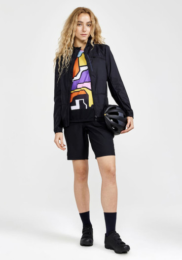 detail Dámská cyklo bunda Craft 1910582-999000 ADV Offroad Wind W- lehká cyklistická bunda s kapucí CRAFT ADV Offroad Wind odolná proti větru a částečně proti vodě je ideální do nestálého, větrného počasí  Materiál: 100% polyester Gramáž: 45 g/m2  - větruodolný materiál s voděodpudivou úpravou - ergonomicky řešený střih odpovídající jezdecké pozici na kole - laserem řezaná otvory pro lepší ventilaci - prodloužený zadní díl zakončen silikonovým ošetřením pro lepší usazení - bundu lze sbalit do kapsy skryté ve švu - 1 náprsní kapsa na zip - reflexní prvky