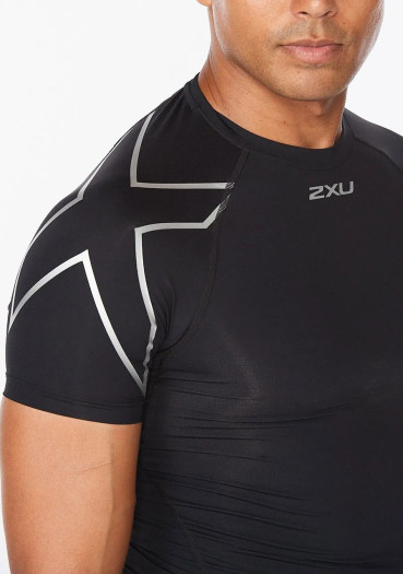 detail Men’s 2XU Core Compression Short Sleeve Top